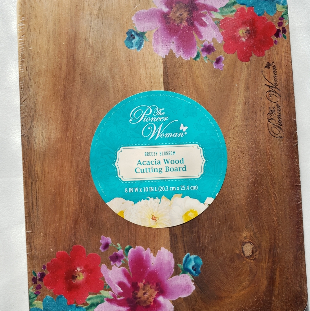 THE PIONEER WOMAN 8 X 10 WOODEN CUTTING BOARD